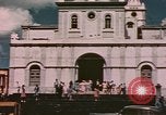 Standbild Mädchen auf windiger Tag mit Puerto Rican Kapitolhaube im Hintergrund Puerto Rico, 1941, aus Sekunde 29 historischem Filmmaterial Videoclip 65675058642