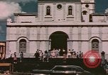 Standbild Mädchen auf windiger Tag mit Puerto Rican Kapitolhaube im Hintergrund Puerto Rico, 1941, aus Sekunde 30 historischem Filmmaterial Videoclip 65675058642