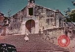 Standbild Mädchen auf windiger Tag mit Puerto Rican Kapitolhaube im Hintergrund Puerto Rico, 1941, aus Sekunde 32 historischem Filmmaterial Videoclip 65675058642