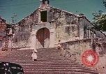 Standbild Mädchen auf windiger Tag mit Puerto Rican Kapitolhaube im Hintergrund Puerto Rico, 1941, aus Sekunde 33 historischem Filmmaterial Videoclip 65675058642