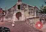 Standbild Mädchen auf windiger Tag mit Puerto Rican Kapitolhaube im Hintergrund Puerto Rico, 1941, aus Sekunde 34 historischem Filmmaterial Videoclip 65675058642
