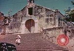 Standbild Mädchen auf windiger Tag mit Puerto Rican Kapitolhaube im Hintergrund Puerto Rico, 1941, aus Sekunde 35 historischem Filmmaterial Videoclip 65675058642