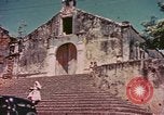 Standbild Mädchen auf windiger Tag mit Puerto Rican Kapitolhaube im Hintergrund Puerto Rico, 1941, aus Sekunde 36 historischem Filmmaterial Videoclip 65675058642