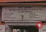 Standbild Mädchen auf windiger Tag mit Puerto Rican Kapitolhaube im Hintergrund Puerto Rico, 1941, aus Sekunde 37 historischem Filmmaterial Videoclip 65675058642
