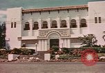 Standbild Mädchen auf windiger Tag mit Puerto Rican Kapitolhaube im Hintergrund Puerto Rico, 1941, aus Sekunde 41 historischem Filmmaterial Videoclip 65675058642