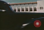 Standbild Mädchen auf windiger Tag mit Puerto Rican Kapitolhaube im Hintergrund Puerto Rico, 1941, aus Sekunde 43 historischem Filmmaterial Videoclip 65675058642