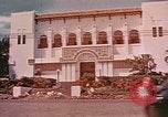 Standbild Mädchen auf windiger Tag mit Puerto Rican Kapitolhaube im Hintergrund Puerto Rico, 1941, aus Sekunde 44 historischem Filmmaterial Videoclip 65675058642