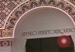 Standbild Mädchen auf windiger Tag mit Puerto Rican Kapitolhaube im Hintergrund Puerto Rico, 1941, aus Sekunde 46 historischem Filmmaterial Videoclip 65675058642