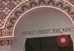 Standbild Mädchen auf windiger Tag mit Puerto Rican Kapitolhaube im Hintergrund Puerto Rico, 1941, aus Sekunde 48 historischem Filmmaterial Videoclip 65675058642