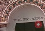 Standbild Mädchen auf windiger Tag mit Puerto Rican Kapitolhaube im Hintergrund Puerto Rico, 1941, aus Sekunde 49 historischem Filmmaterial Videoclip 65675058642