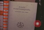 Standbild Mädchen auf windiger Tag mit Puerto Rican Kapitolhaube im Hintergrund Puerto Rico, 1941, aus Sekunde 50 historischem Filmmaterial Videoclip 65675058642