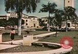 Standbild Mädchen auf windiger Tag mit Puerto Rican Kapitolhaube im Hintergrund Puerto Rico, 1941, aus Sekunde 52 historischem Filmmaterial Videoclip 65675058642