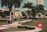 Standbild Mädchen auf windiger Tag mit Puerto Rican Kapitolhaube im Hintergrund Puerto Rico, 1941, aus Sekunde 53 historischem Filmmaterial Videoclip 65675058642