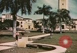 Standbild Mädchen auf windiger Tag mit Puerto Rican Kapitolhaube im Hintergrund Puerto Rico, 1941, aus Sekunde 54 historischem Filmmaterial Videoclip 65675058642