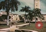 Standbild Mädchen auf windiger Tag mit Puerto Rican Kapitolhaube im Hintergrund Puerto Rico, 1941, aus Sekunde 56 historischem Filmmaterial Videoclip 65675058642