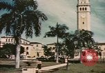 Standbild Mädchen auf windiger Tag mit Puerto Rican Kapitolhaube im Hintergrund Puerto Rico, 1941, aus Sekunde 58 historischem Filmmaterial Videoclip 65675058642