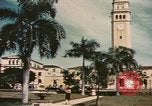 Standbild Mädchen auf windiger Tag mit Puerto Rican Kapitolhaube im Hintergrund Puerto Rico, 1941, aus Sekunde 61 historischem Filmmaterial Videoclip 65675058642