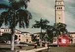 Standbild Mädchen auf windiger Tag mit Puerto Rican Kapitolhaube im Hintergrund Puerto Rico, 1941, aus Sekunde 62 historischem Filmmaterial Videoclip 65675058642