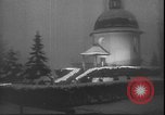 Standbild Weihnachtslied Stille Nacht gesungen in Österreich Oberndorf Österreich, 1950, aus Sekunde 7 historischem Filmmaterial Videoclip 65675058714