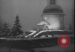 Standbild Weihnachtslied Stille Nacht gesungen in Österreich Oberndorf Österreich, 1950, aus Sekunde 9 historischem Filmmaterial Videoclip 65675058714