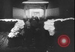 Standbild Weihnachtslied Stille Nacht gesungen in Österreich Oberndorf Österreich, 1950, aus Sekunde 15 historischem Filmmaterial Videoclip 65675058714