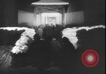 Standbild Weihnachtslied Stille Nacht gesungen in Österreich Oberndorf Österreich, 1950, aus Sekunde 16 historischem Filmmaterial Videoclip 65675058714
