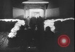 Standbild Weihnachtslied Stille Nacht gesungen in Österreich Oberndorf Österreich, 1950, aus Sekunde 17 historischem Filmmaterial Videoclip 65675058714