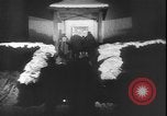 Standbild Weihnachtslied Stille Nacht gesungen in Österreich Oberndorf Österreich, 1950, aus Sekunde 18 historischem Filmmaterial Videoclip 65675058714