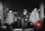 Standbild Weihnachtslied Stille Nacht gesungen in Österreich Oberndorf Österreich, 1950, aus Sekunde 19 historischem Filmmaterial Videoclip 65675058714