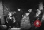 Standbild Weihnachtslied Stille Nacht gesungen in Österreich Oberndorf Österreich, 1950, aus Sekunde 21 historischem Filmmaterial Videoclip 65675058714