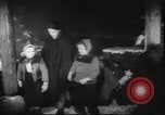 Standbild Weihnachtslied Stille Nacht gesungen in Österreich Oberndorf Österreich, 1950, aus Sekunde 22 historischem Filmmaterial Videoclip 65675058714