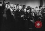 Standbild Weihnachtslied Stille Nacht gesungen in Österreich Oberndorf Österreich, 1950, aus Sekunde 24 historischem Filmmaterial Videoclip 65675058714