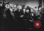 Standbild Weihnachtslied Stille Nacht gesungen in Österreich Oberndorf Österreich, 1950, aus Sekunde 30 historischem Filmmaterial Videoclip 65675058714