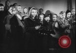 Standbild Weihnachtslied Stille Nacht gesungen in Österreich Oberndorf Österreich, 1950, aus Sekunde 32 historischem Filmmaterial Videoclip 65675058714