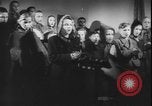 Standbild Weihnachtslied Stille Nacht gesungen in Österreich Oberndorf Österreich, 1950, aus Sekunde 36 historischem Filmmaterial Videoclip 65675058714