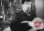 Standbild Weihnachtslied Stille Nacht gesungen in Österreich Oberndorf Österreich, 1950, aus Sekunde 37 historischem Filmmaterial Videoclip 65675058714