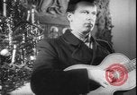 Standbild Weihnachtslied Stille Nacht gesungen in Österreich Oberndorf Österreich, 1950, aus Sekunde 38 historischem Filmmaterial Videoclip 65675058714