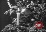 Standbild Weihnachtslied Stille Nacht gesungen in Österreich Oberndorf Österreich, 1950, aus Sekunde 39 historischem Filmmaterial Videoclip 65675058714
