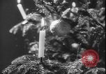 Standbild Weihnachtslied Stille Nacht gesungen in Österreich Oberndorf Österreich, 1950, aus Sekunde 41 historischem Filmmaterial Videoclip 65675058714