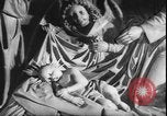 Standbild Weihnachtslied Stille Nacht gesungen in Österreich Oberndorf Österreich, 1950, aus Sekunde 43 historischem Filmmaterial Videoclip 65675058714