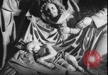 Standbild Weihnachtslied Stille Nacht gesungen in Österreich Oberndorf Österreich, 1950, aus Sekunde 44 historischem Filmmaterial Videoclip 65675058714