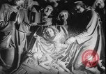 Standbild Weihnachtslied Stille Nacht gesungen in Österreich Oberndorf Österreich, 1950, aus Sekunde 46 historischem Filmmaterial Videoclip 65675058714