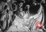 Standbild Weihnachtslied Stille Nacht gesungen in Österreich Oberndorf Österreich, 1950, aus Sekunde 47 historischem Filmmaterial Videoclip 65675058714