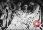 Standbild Weihnachtslied Stille Nacht gesungen in Österreich Oberndorf Österreich, 1950, aus Sekunde 48 historischem Filmmaterial Videoclip 65675058714