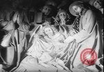 Standbild Weihnachtslied Stille Nacht gesungen in Österreich Oberndorf Österreich, 1950, aus Sekunde 49 historischem Filmmaterial Videoclip 65675058714