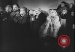 Standbild Weihnachtslied Stille Nacht gesungen in Österreich Oberndorf Österreich, 1950, aus Sekunde 56 historischem Filmmaterial Videoclip 65675058714