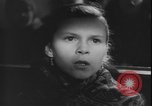 Standbild Weihnachtslied Stille Nacht gesungen in Österreich Oberndorf Österreich, 1950, aus Sekunde 58 historischem Filmmaterial Videoclip 65675058714