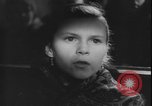 Standbild Weihnachtslied Stille Nacht gesungen in Österreich Oberndorf Österreich, 1950, aus Sekunde 59 historischem Filmmaterial Videoclip 65675058714