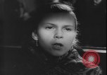 Standbild Weihnachtslied Stille Nacht gesungen in Österreich Oberndorf Österreich, 1950, aus Sekunde 60 historischem Filmmaterial Videoclip 65675058714