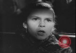 Standbild Weihnachtslied Stille Nacht gesungen in Österreich Oberndorf Österreich, 1950, aus Sekunde 61 historischem Filmmaterial Videoclip 65675058714